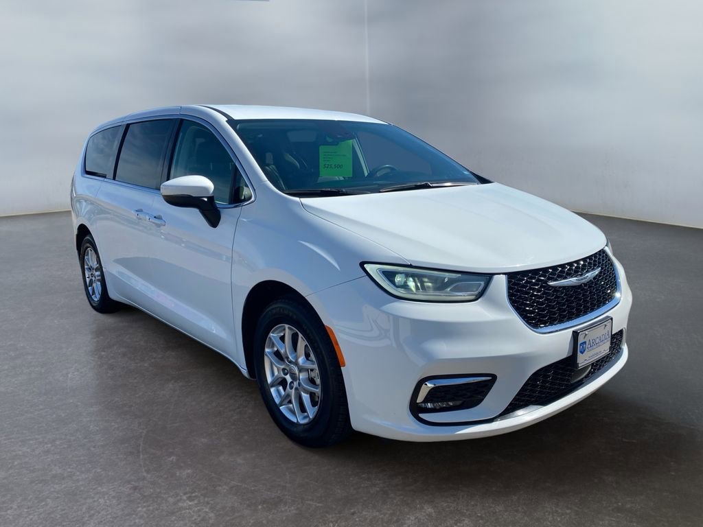 Used 2023 Chrysler Pacifica Touring-L FWD image 7