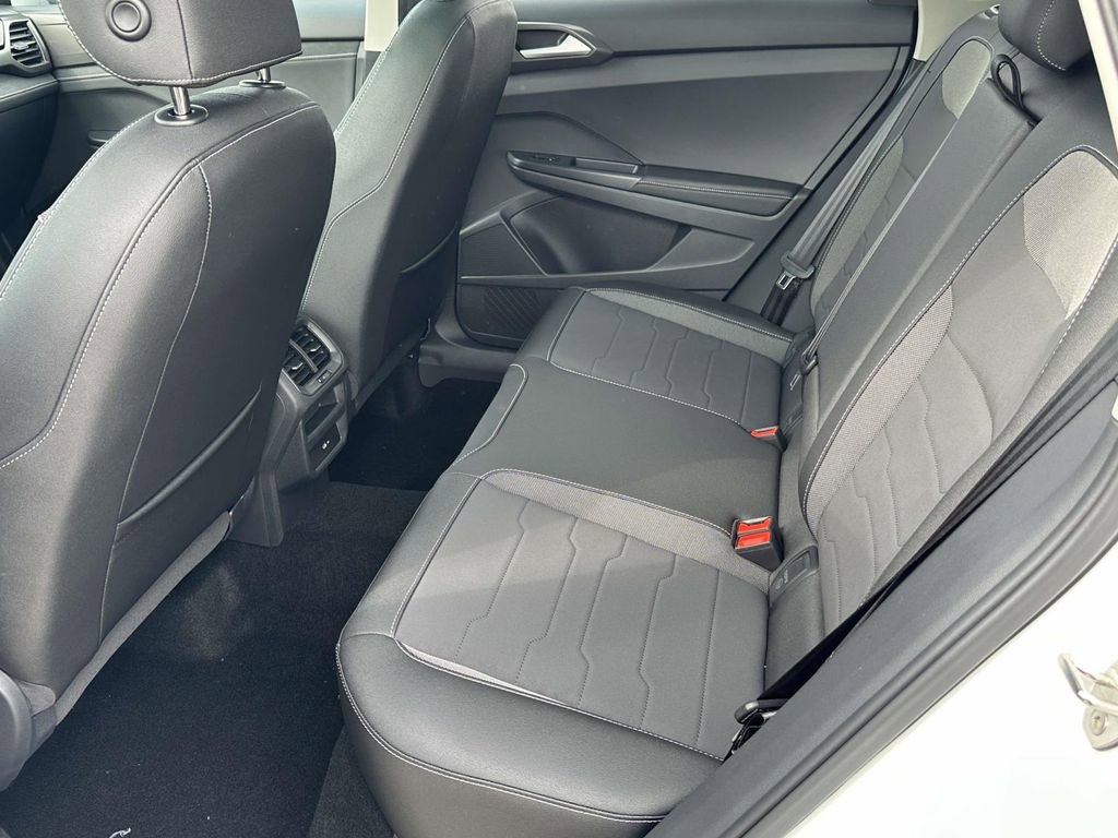 New 2025 Volkswagen Taos SE FWD image 8