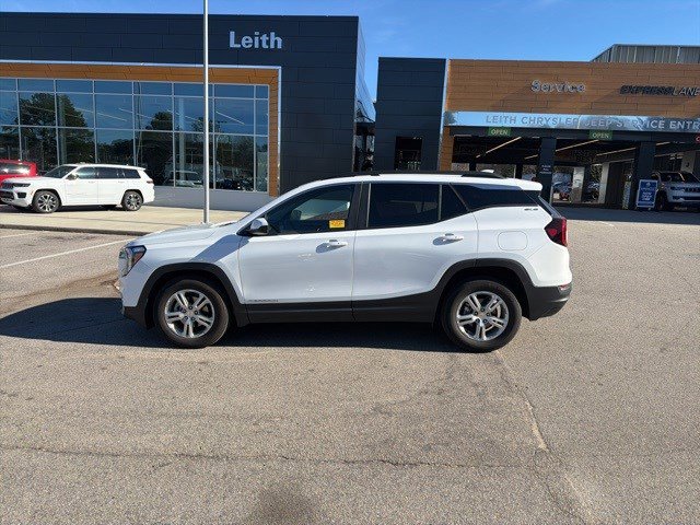 Used 2022 GMC Terrain SLE w/ Driver Convenience Package image 2