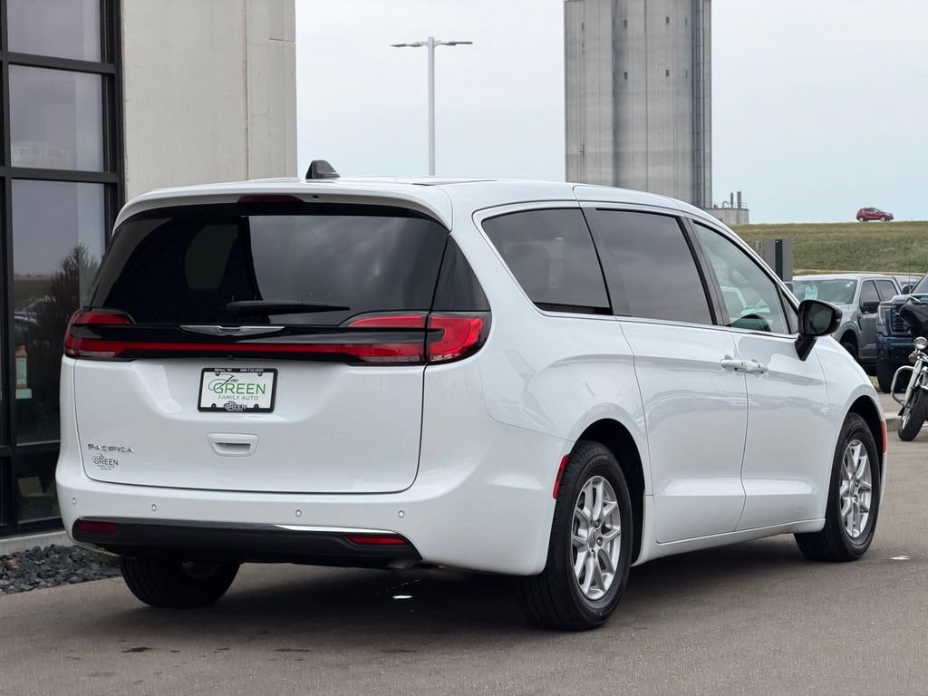 Used 2025 Chrysler Pacifica Select FWD image 5