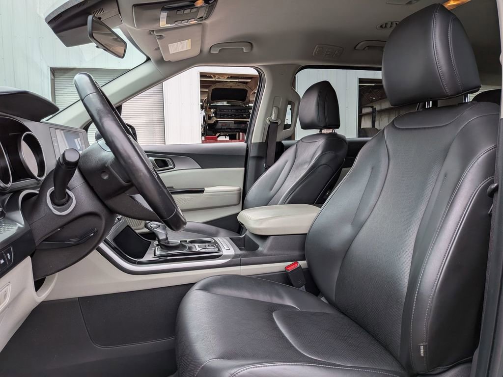 Used 2023 Kia Carnival LX FWD image 14