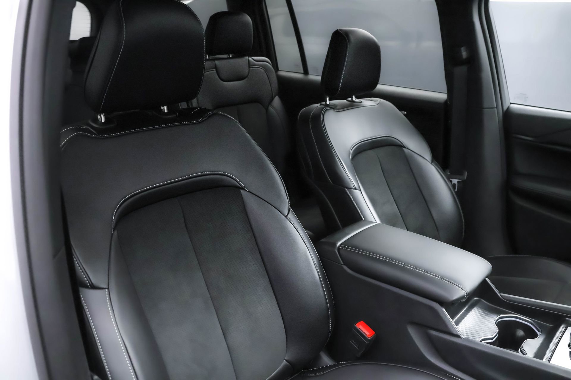 Used 2025 Jeep Grand Cherokee L Altitude image 33