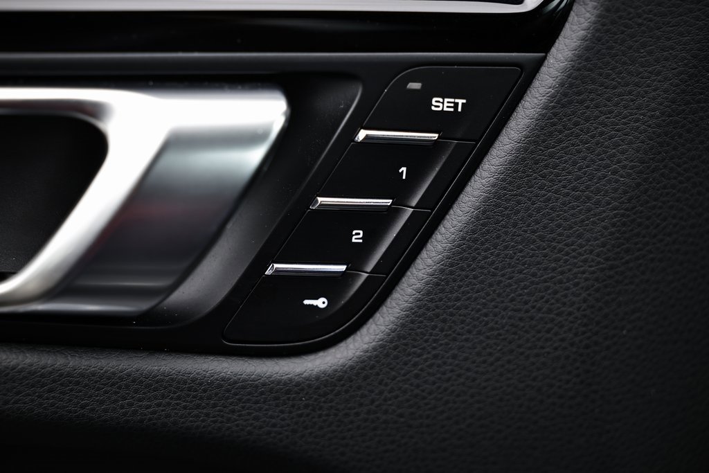 Certified 2024 Porsche Macan image 31