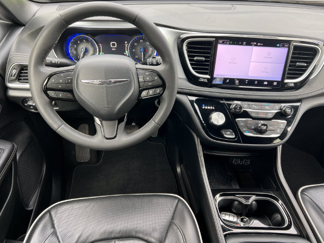 Used 2025 Chrysler Pacifica Limited FWD image 3
