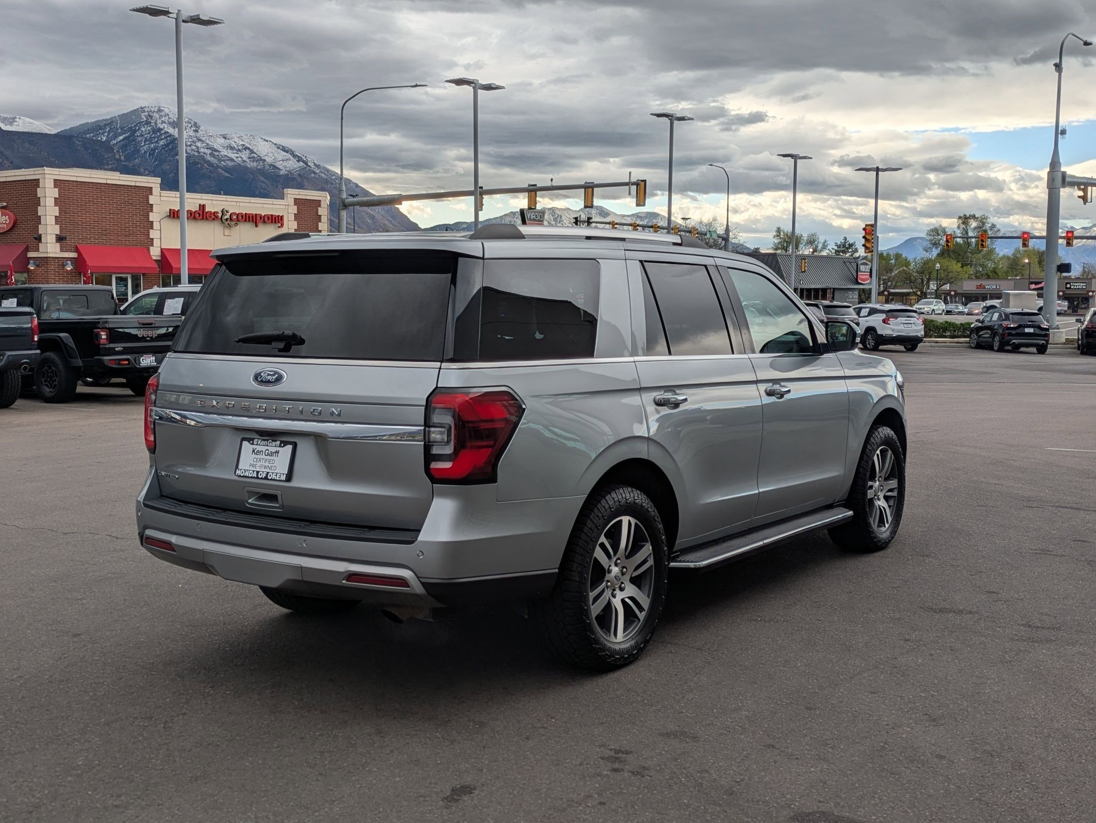 Used 2023 Ford Expedition Limited AWD/4WD image 3