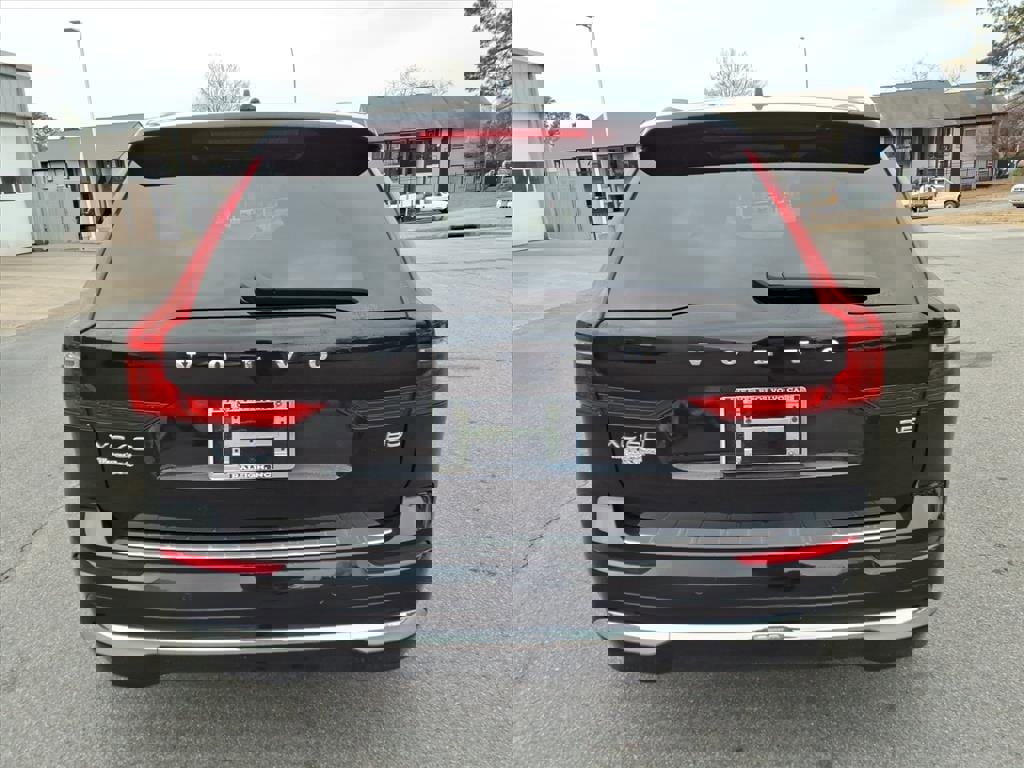 Certified 2023 Volvo XC60 B5 Ultimate w/ Climate Package image 4