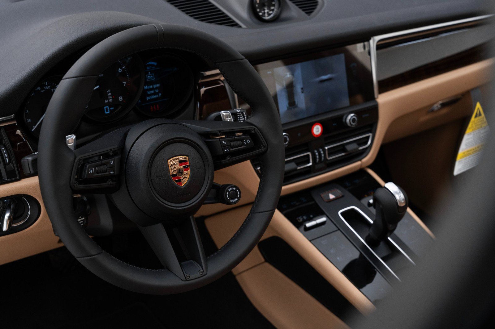 Certified 2025 Porsche Macan AWD/4WD image 18