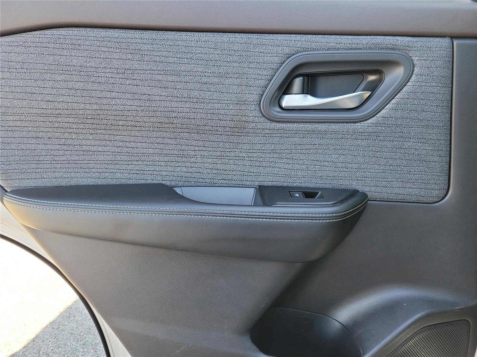 Used 2023 Nissan Rogue SV FWD image 15