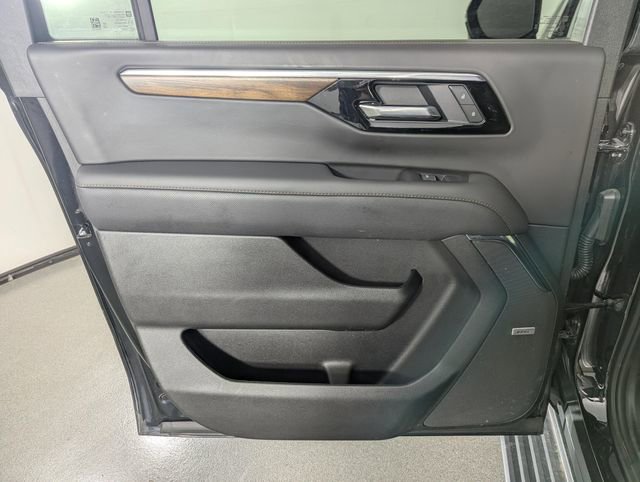 Used 2025 Chevrolet Suburban High Country AWD/4WD image 15