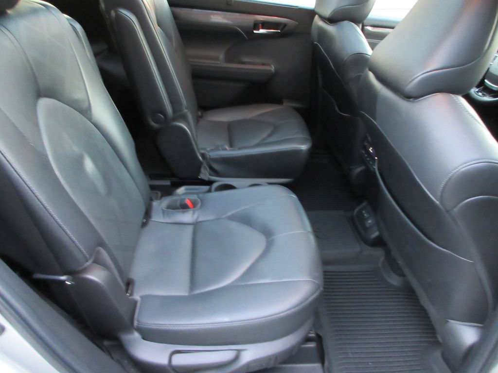 Used 2022 Toyota Highlander Platinum AWD/4WD image 18
