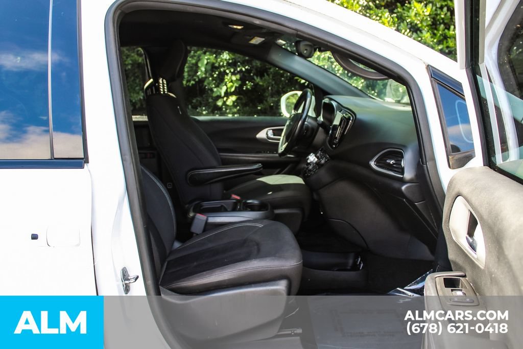 Used 2019 Chrysler Pacifica Touring Plus w/ S Appearance Package FWD image 22