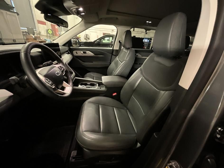 Used 2025 Ford Explorer Active w/ Active Comfort Package AWD/4WD image 4