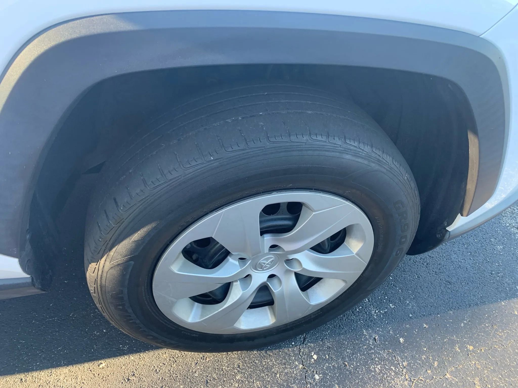 Used 2022 Toyota RAV4 LE image 23