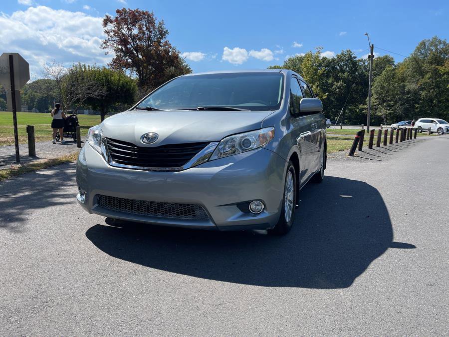 Used 2012 Toyota Sienna XLE w/ Entertainment Pkg FWD image 13