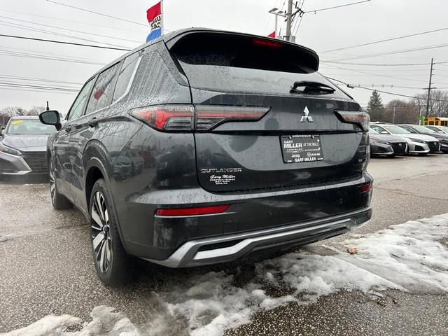Used 2025 Mitsubishi Outlander SE image 5