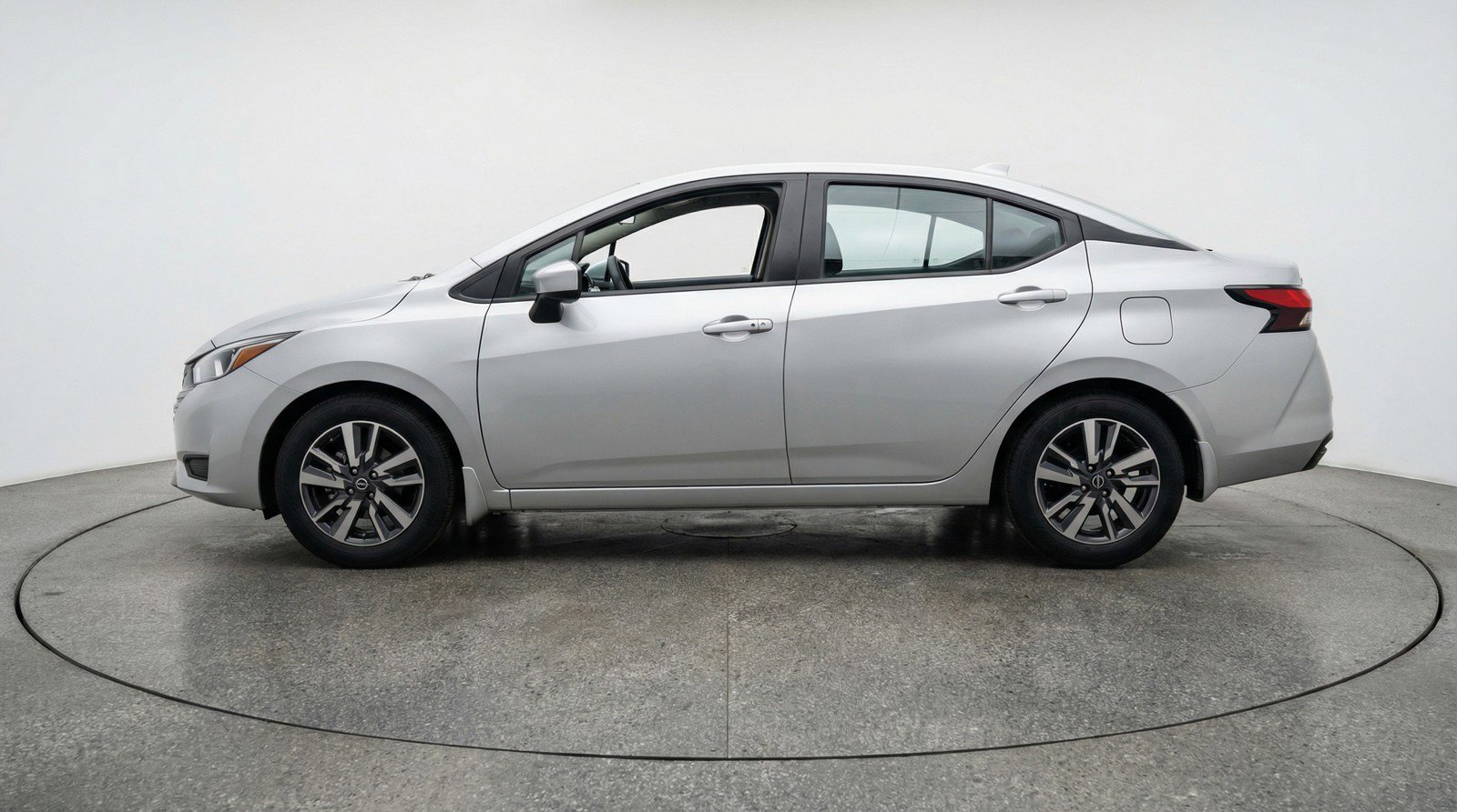 Used 2025 Nissan Versa SV FWD image 5