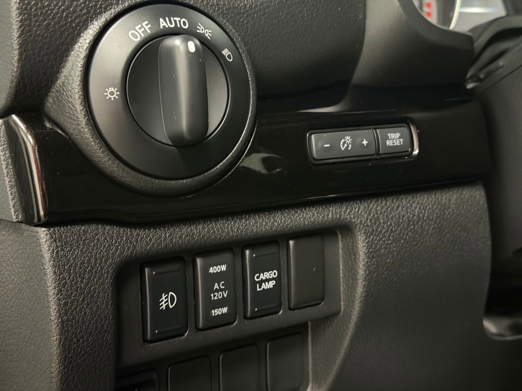 Used 2018 Nissan Titan S image 32