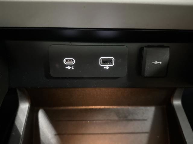 Used 2023 Land Rover Defender 130 First Edition image 23