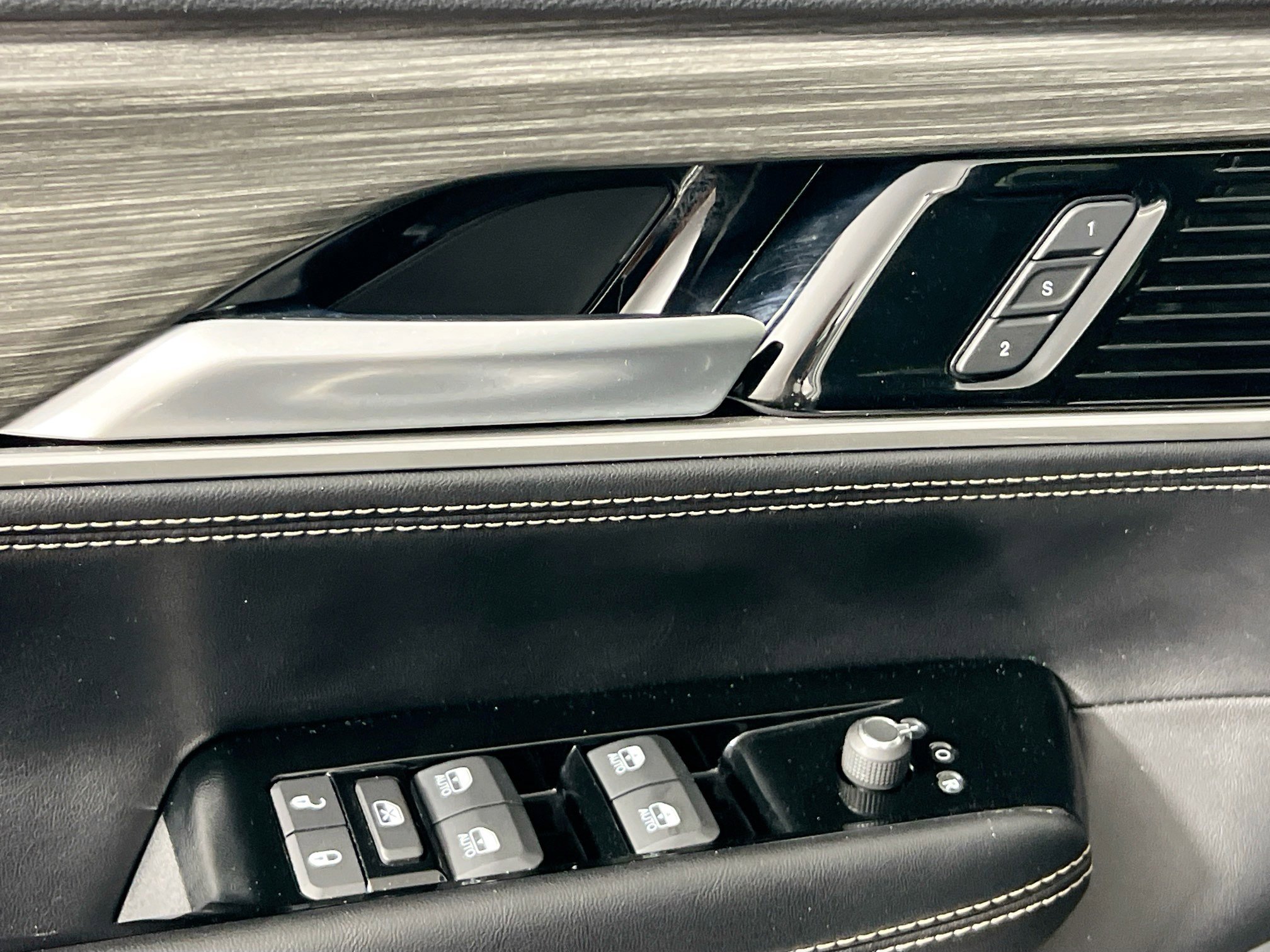 Used 2024 Jeep Wagoneer Series III AWD/4WD image 16