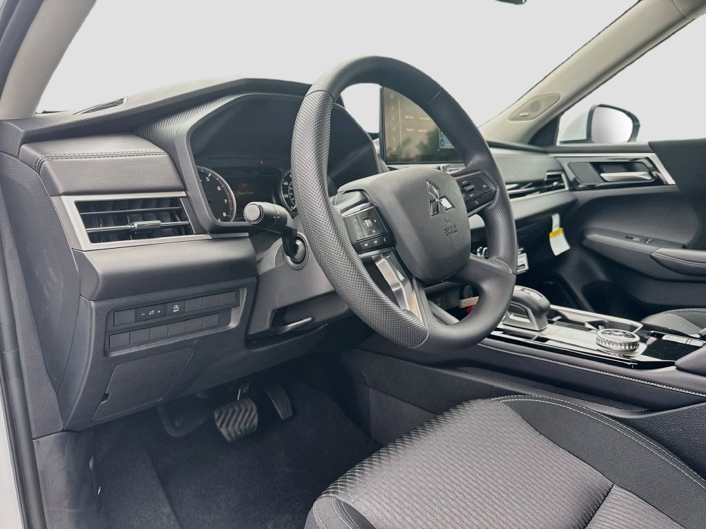 New 2026 Mitsubishi Outlander ES FWD image 9
