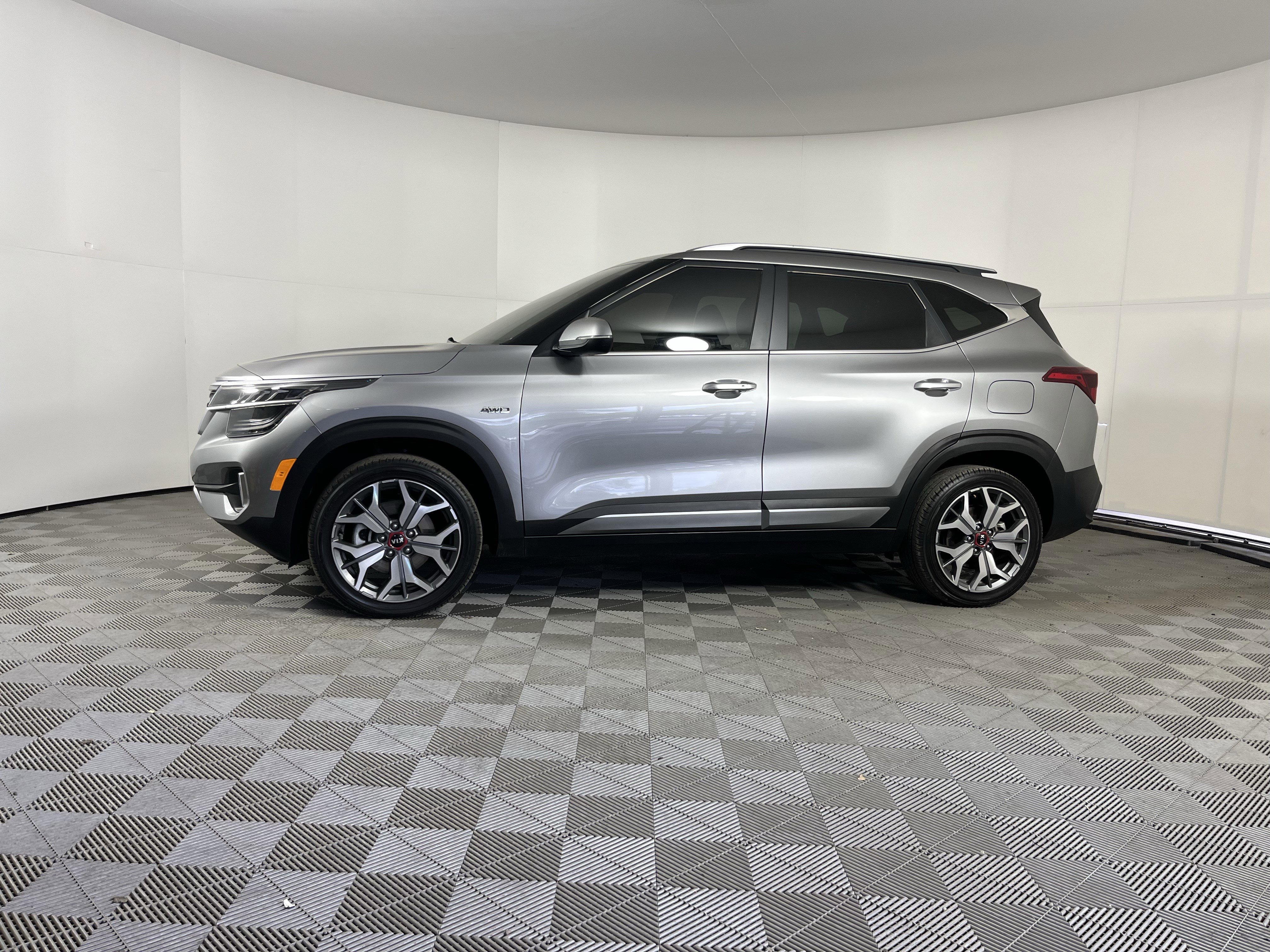 Used 2021 Kia Seltos SX w/ SX Sunroof Package AWD/4WD image 2