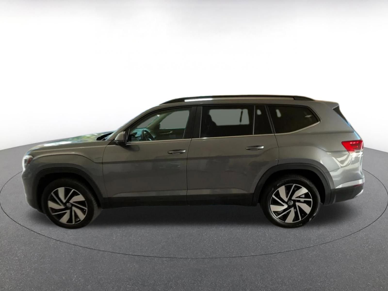 Used 2025 Volkswagen Atlas SE image 9