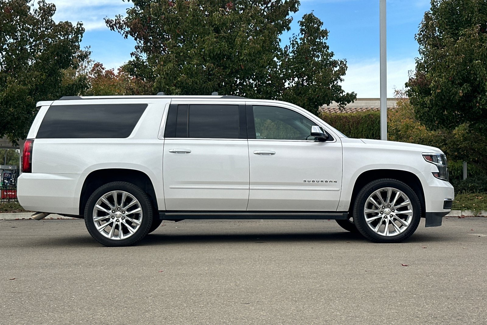 Used 2019 Chevrolet Suburban Premier w/ Premier Plus Edition AWD/4WD image 3