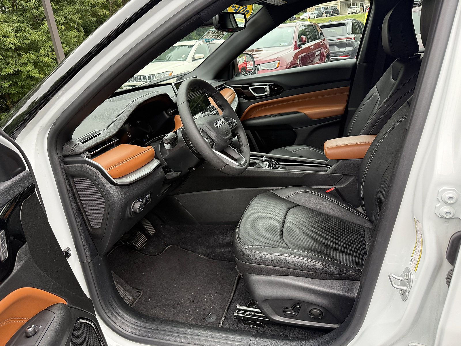 Used 2025 Jeep Compass Limited w/ Elite Group AWD/4WD image 11