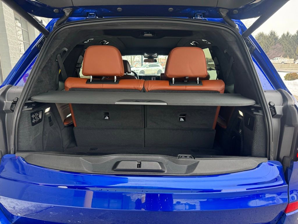 Used 2023 BMW X7 M60i w/ Executive Package image 40