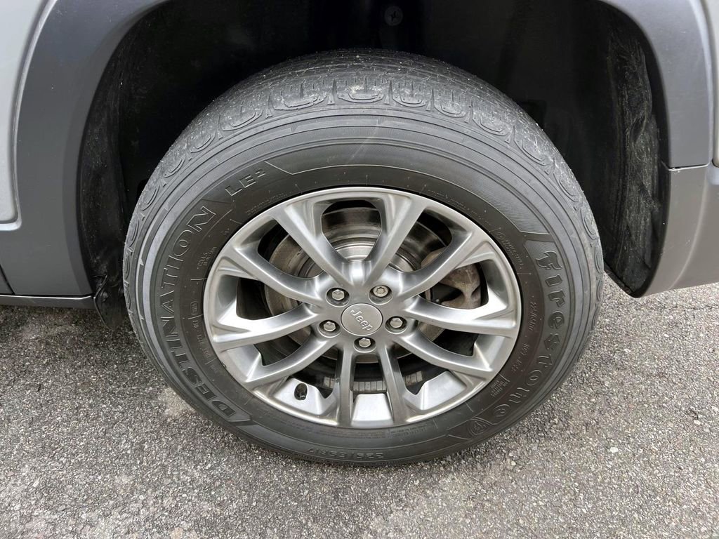 Used 2020 Jeep Cherokee Latitude Plus w/ Comfort/Convenience Group image 8