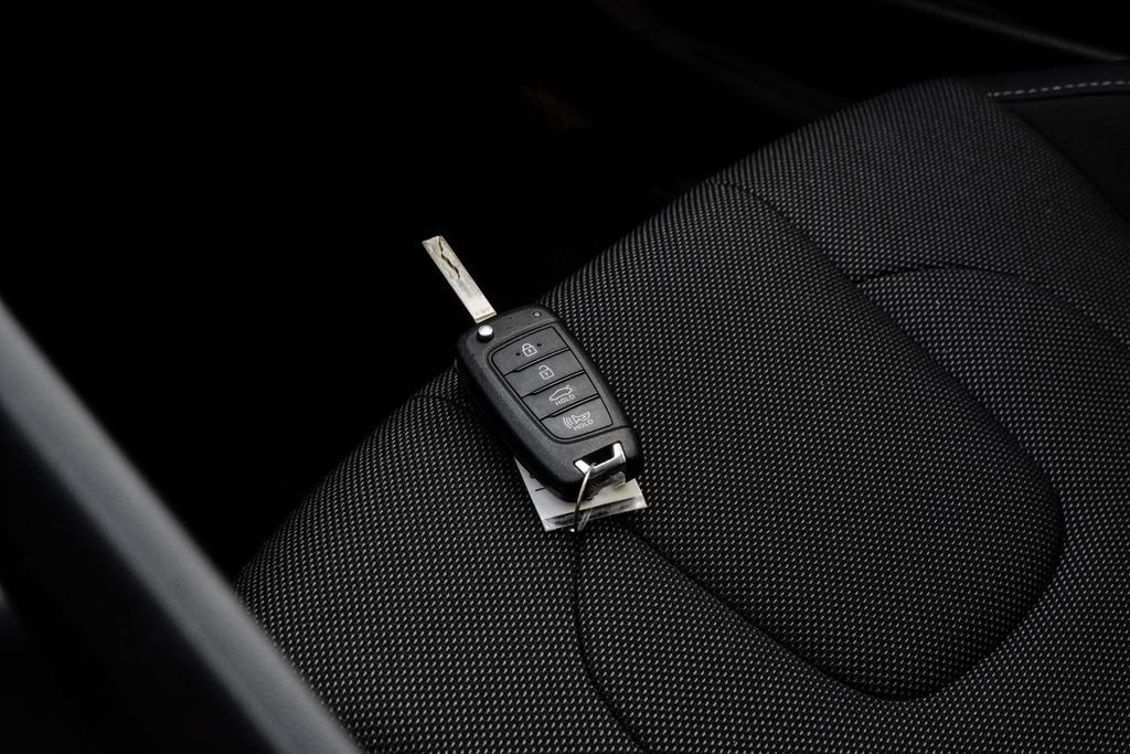 Used 2025 Hyundai Elantra SE image 57