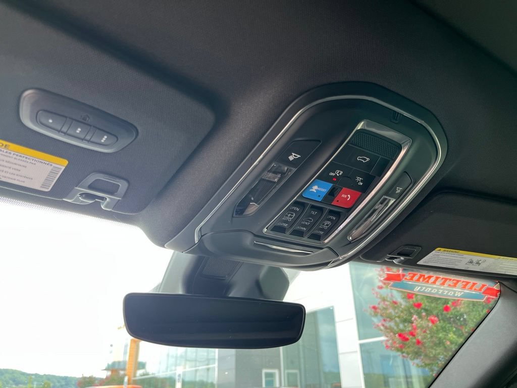 Used 2025 Jeep Grand Cherokee Summit AWD/4WD image 10