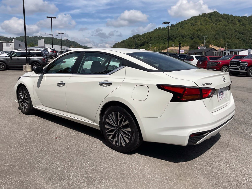 Used 2025 Nissan Altima 2.5 SV FWD image 4