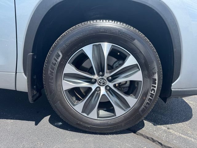 Certified 2025 Toyota Highlander XLE AWD/4WD image 9