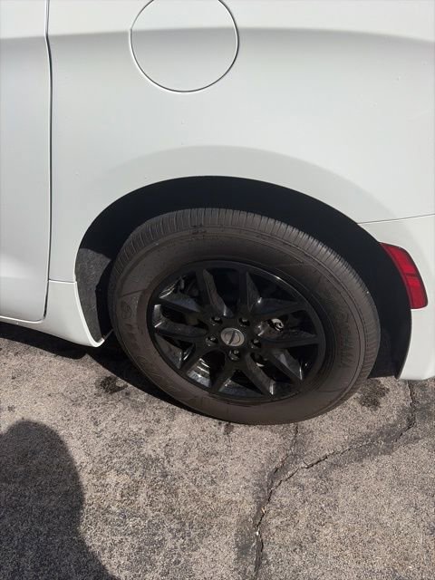 Used 2024 Chrysler Pacifica Touring-L image 31