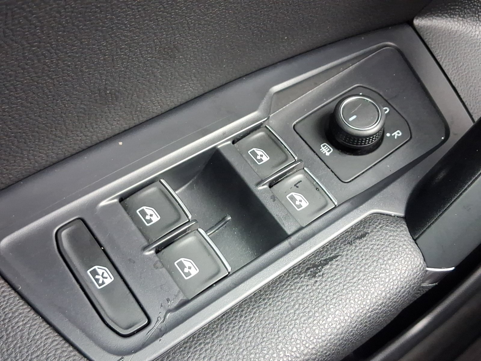Used 2018 Volkswagen Tiguan SE w/ Front Fog Lights Package AWD/4WD image 13
