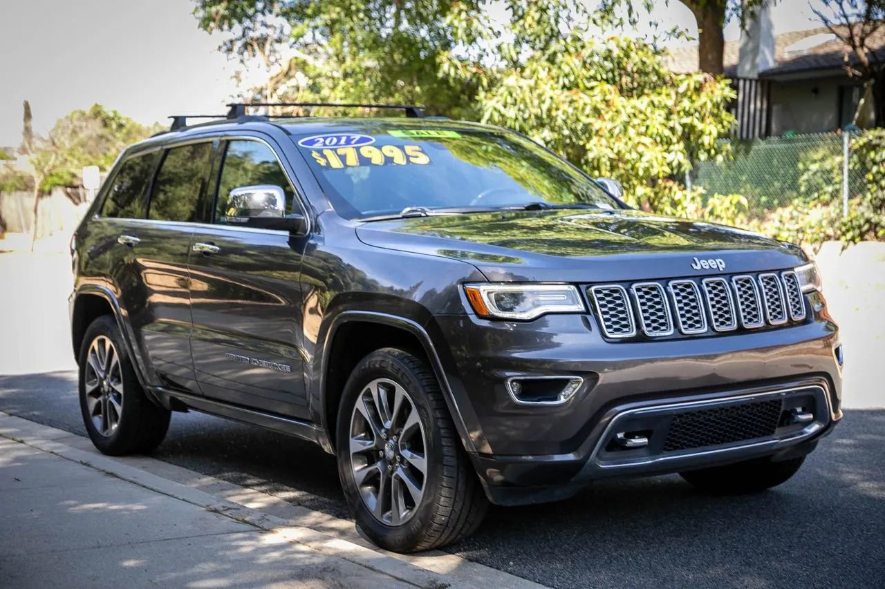 Used 2017 Jeep Grand Cherokee Overland image 3