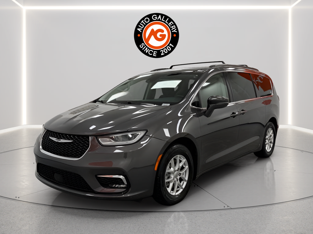 Used 2022 Chrysler Pacifica Touring-L FWD image 3