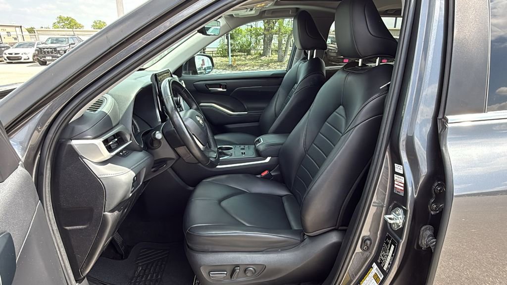 Used 2023 Toyota Highlander XLE image 9