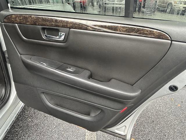 Used 2011 Cadillac DTS Limousine image 18