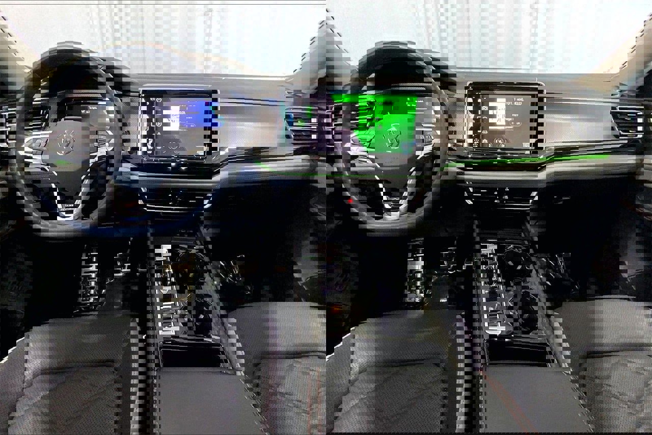 Used 2024 Volkswagen Atlas Peak Edition SE image 15