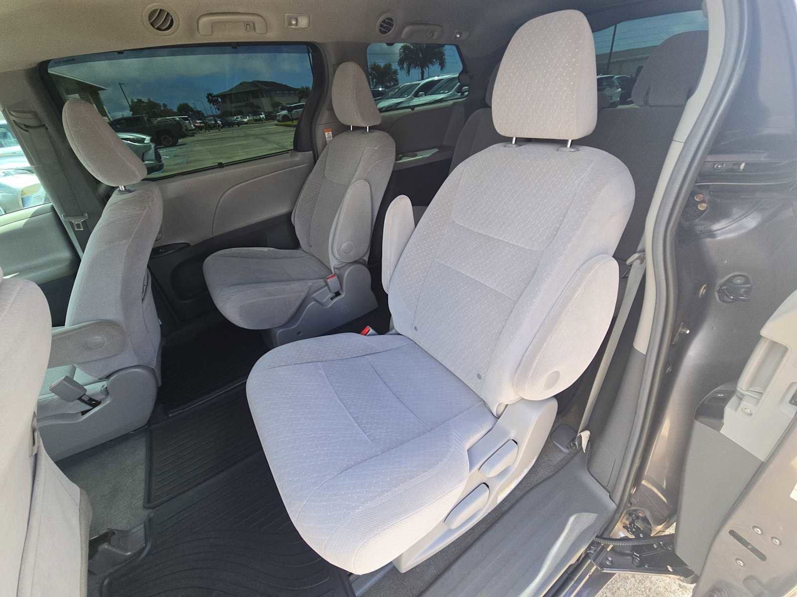 Used 2017 Toyota Sienna LE image 23