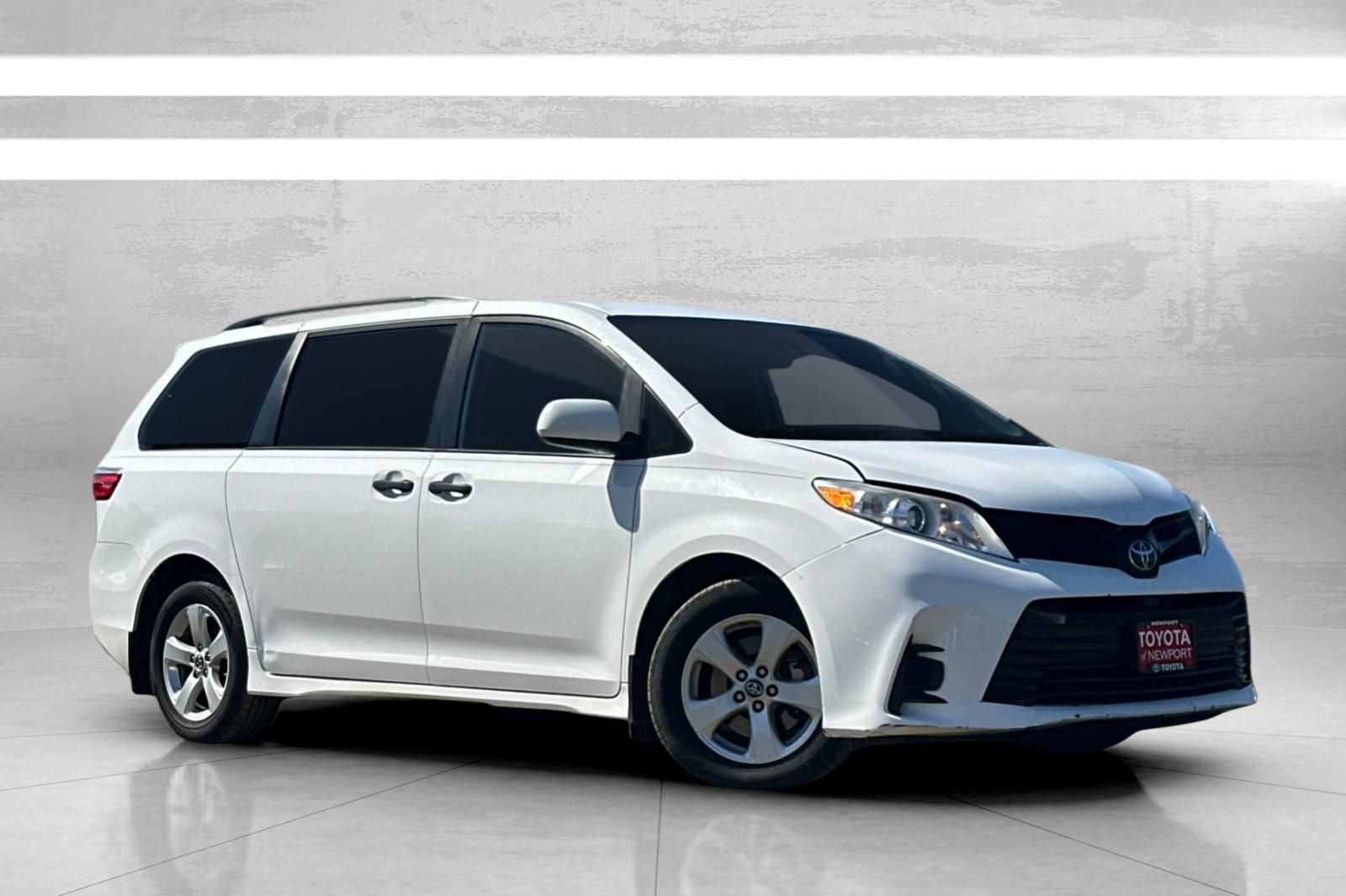 Used 2019 Toyota Sienna L FWD image 2