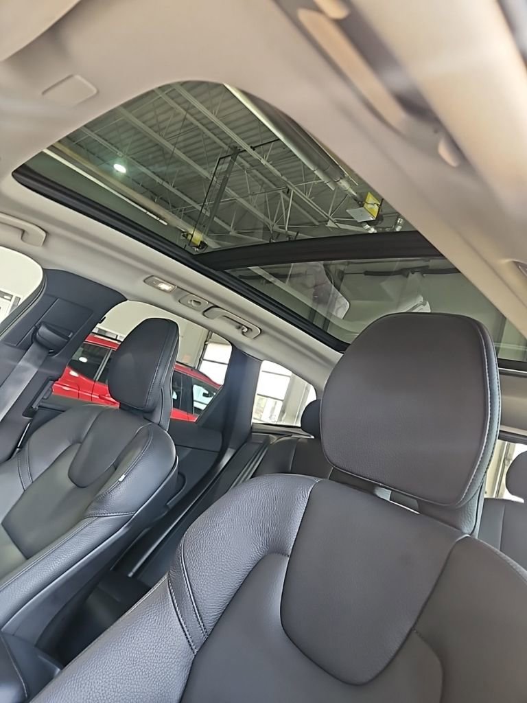 Used 2023 Volvo XC60 B5 Plus FWD image 28