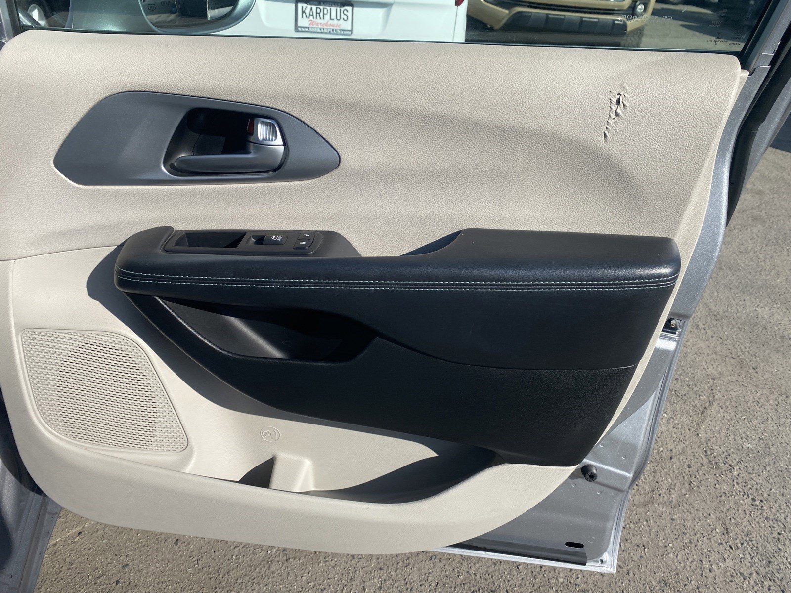Used 2017 Chrysler Pacifica Platinum image 19