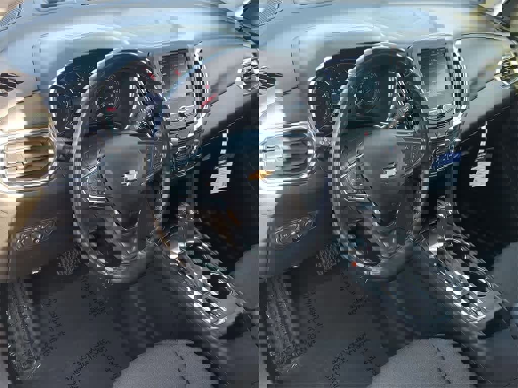 Used 2020 Chevrolet Equinox LT w/ Driver Convenience Package image 2