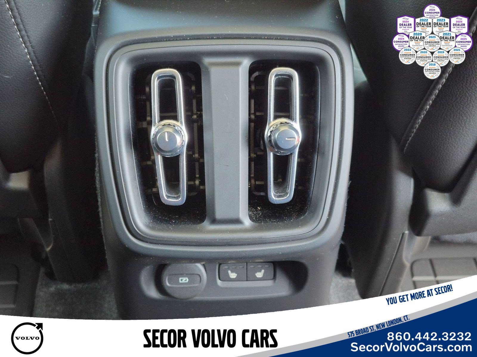 Used 2024 Volvo XC40 B5 Plus w/ Protection Package Premier AWD/4WD image 17