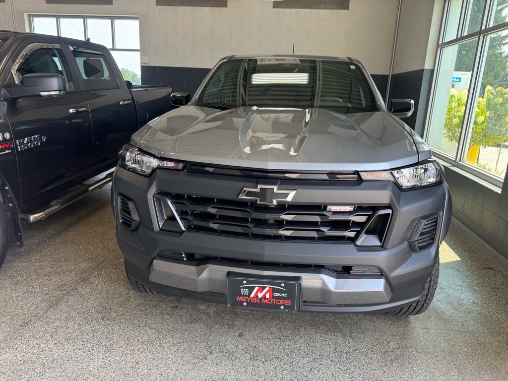 Used 2024 Chevrolet Colorado Trail Boss w/ Advanced Trailering Package image 2