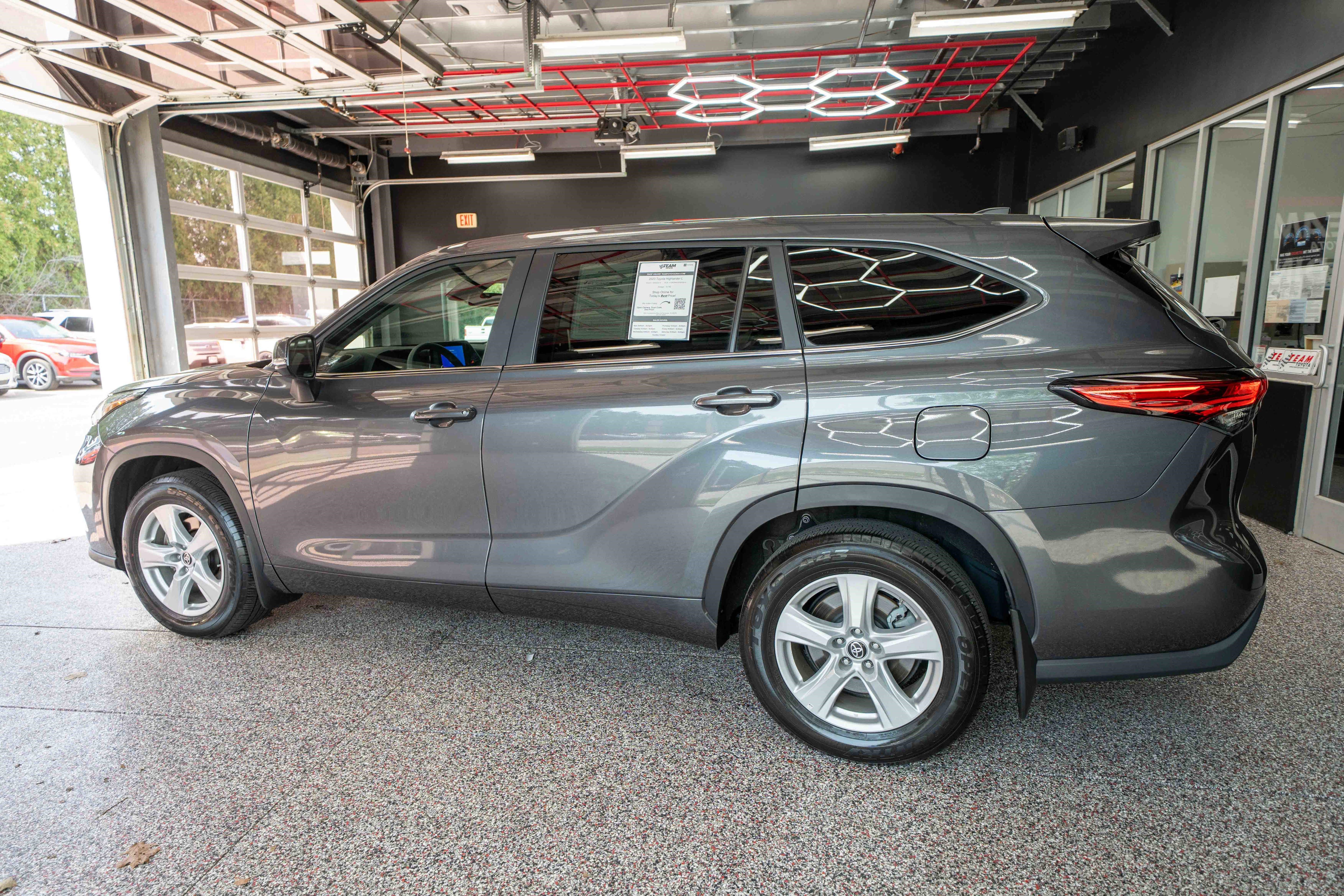 Used 2023 Toyota Highlander L image 2