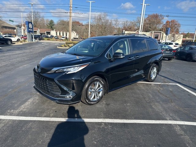 Used 2022 Toyota Sienna Limited image 1